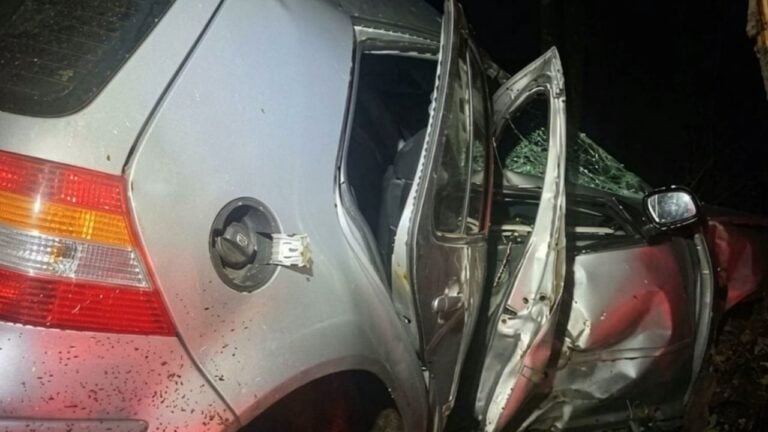 Carro bate em árvore - Polícia Militar