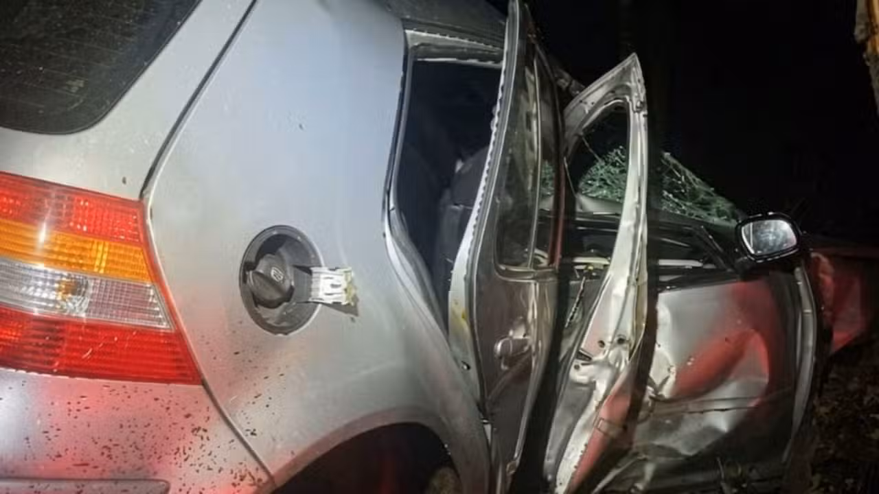 Carro bate em árvore - Polícia Militar