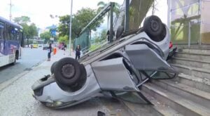 Carro capota e vai parar em escadaria de acesso ao metrô na Cidade Nova - Reprodução / TV Globo
