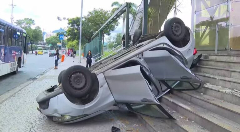 Carro capota e vai parar em escadaria de acesso ao metrô na Cidade Nova - Reprodução / TV Globo