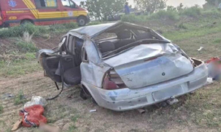 Carro capotou na BR-235, sentido Pedro Afonso - Divulgação/Corpo de Bombeiros