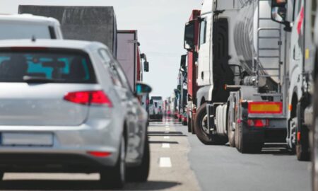 Batida de carreta no Contorno Norte da Tamoios gera 1,3 km de fila
