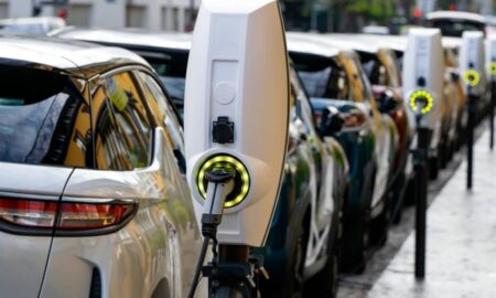 Carros elétricos - Tramino/ istockphoto.com