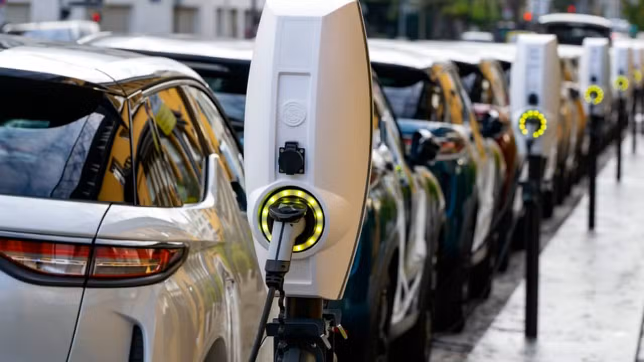 Carros elétricos - Tramino/ istockphoto.com
