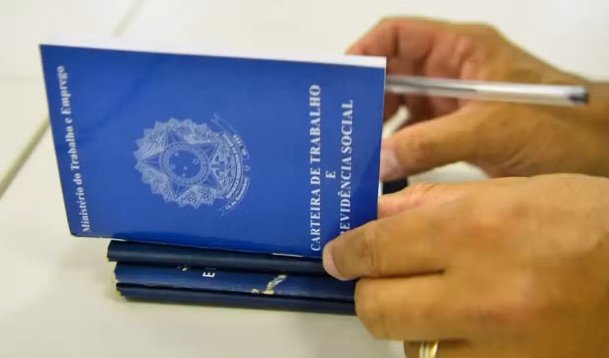 Carteira de Trabalho FGTS PIS INSS - Reprodução/Marcello Casal jr/Agência Brasil