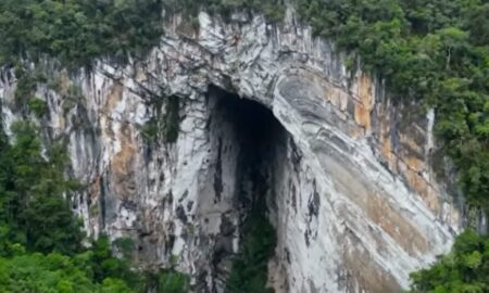 Casa de Pedra em Iporanga: vídeo une queda d’água e halo solar na maior abertura de caverna do mundo