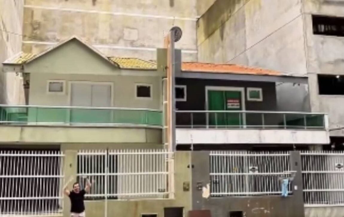 Casas cercadas por obras de luxo intrigam moradores em Porto Belo - @augustosaldivia/Instagram