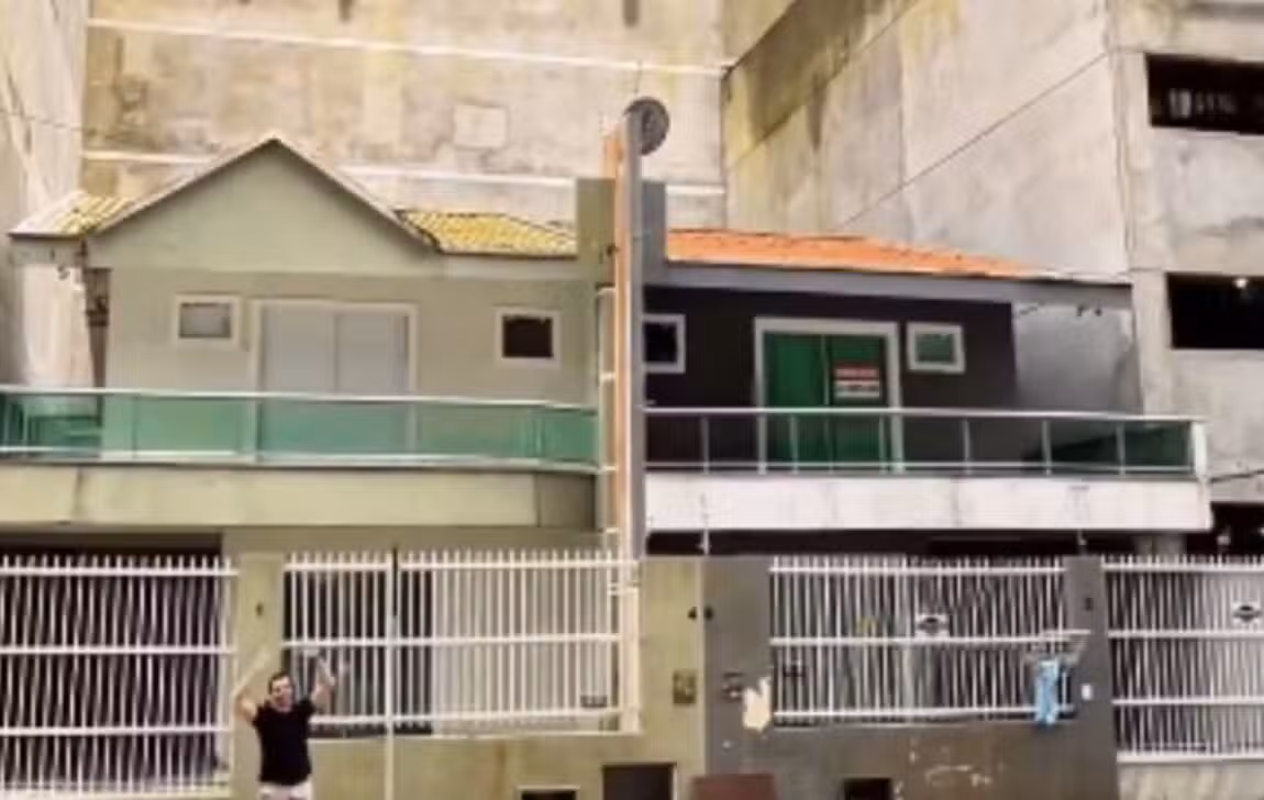 Casas cercadas por obras de luxo intrigam moradores em Porto Belo - @augustosaldivia/Instagram
