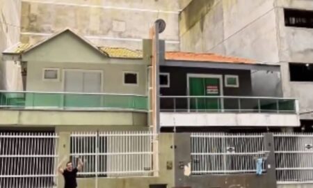 Casas cercadas por obras de luxo intrigam moradores em Porto Belo - @augustosaldivia/Instagram