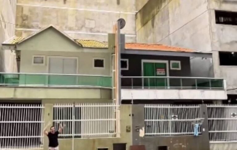Casas cercadas por obras de luxo intrigam moradores em Porto Belo - @augustosaldivia/Instagram