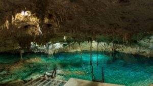 Caverna com água - Wirestock Creators / shutterstock.com