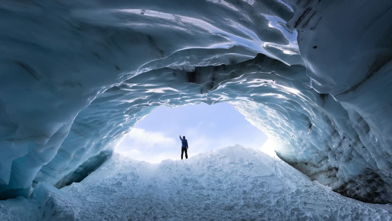 Caverna de gelo, geleira - EB Adventure Photography / shutterstock.com