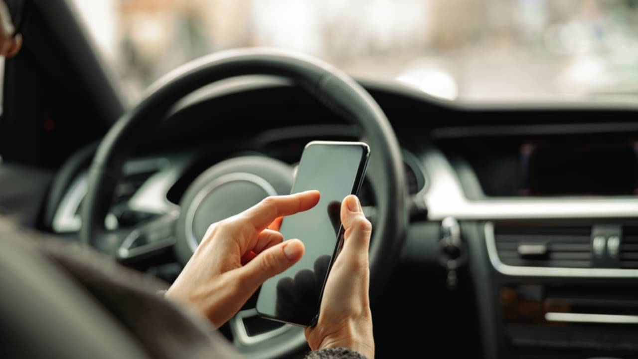 celular ao volante - Kostiantyn Voitenko/Shutterstock.com