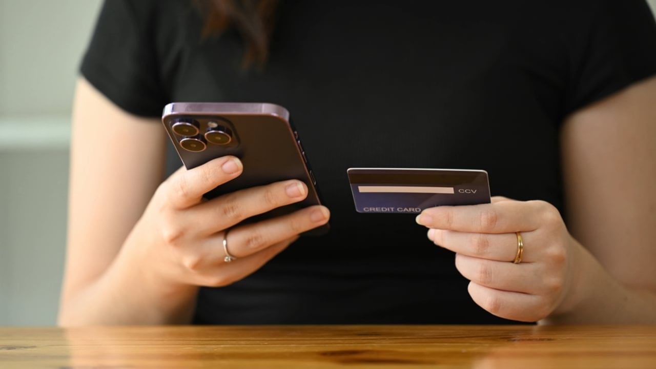 Celular, cartão - PrathanChorruangsak/istockphoto.com