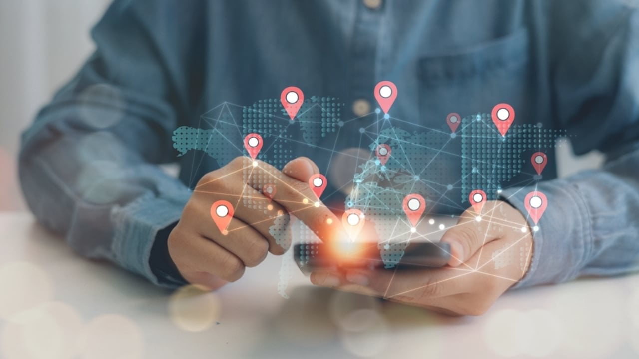 Celular, conexão - FAMILY STOCK/shutterstock.com