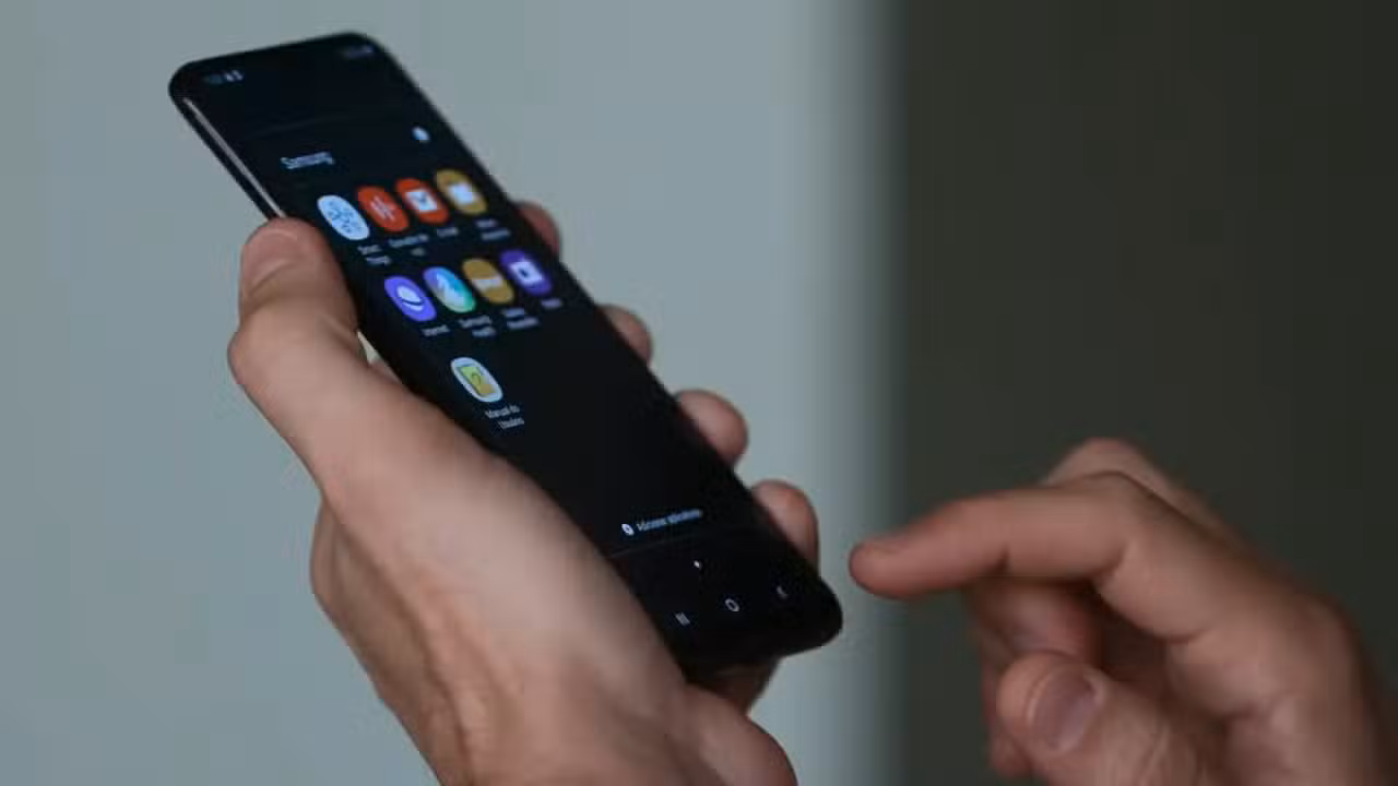 Celular e aplicativo - Tânia Rêgo/Agência Brasil