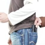 celular roubado - Zurijeta/Shutterstock.com