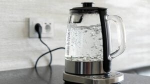 Chaleira elétrica - Diy13/ istockphoto.com