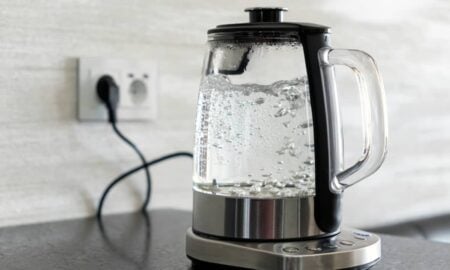Chaleira elétrica - Diy13/ istockphoto.com