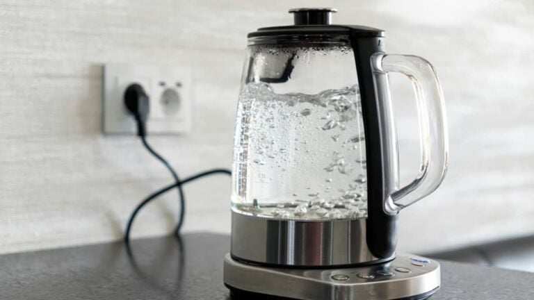 Chaleira elétrica - Diy13/ istockphoto.com