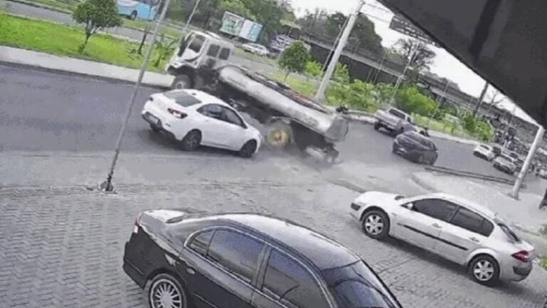 cidente entre ônibus e caminhão deixa feridos em Recife - Reprodução/Rede Social