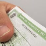 Essa "imunidade" vale até o dia 27 e está prevista em lei. O objetivo é evitar que o cidadão seja impedido de exercer o direito ao voto