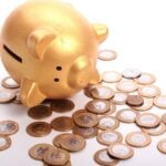 Cofrinho com moedas de 1 real, poupança, dinheiro - cifotart / shutterstock.com