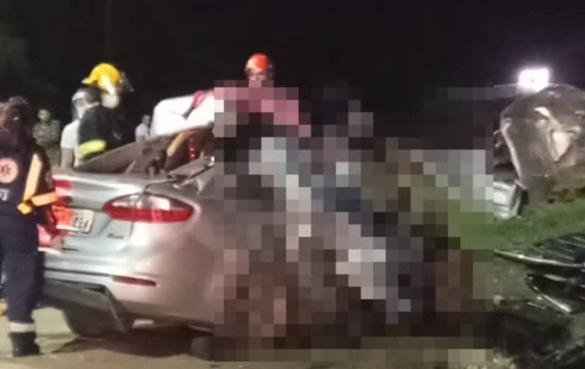 Colisão entre carro e caminhão deixa 4 mortos e 3 feridos em SC - Reprodução