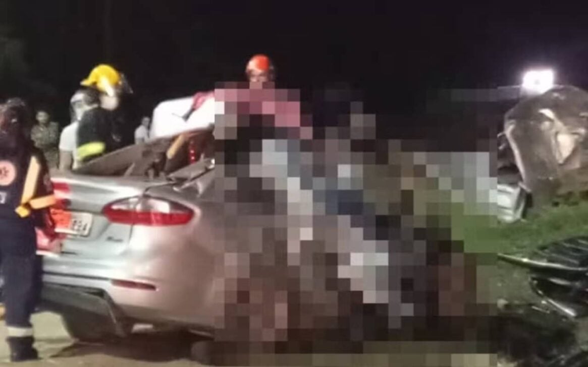 Colisão entre carro e caminhão deixa 4 mortos e 3 feridos em SC - Reprodução