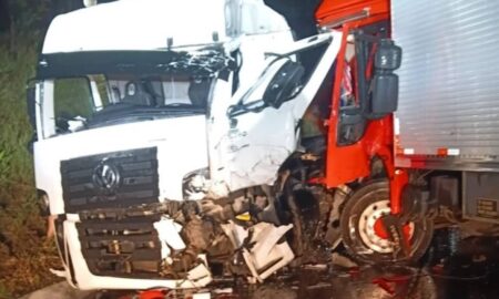 Colisão frontal na BR-470 deixa dois motoristas feridos em SC - Reprodução Bombeiros
