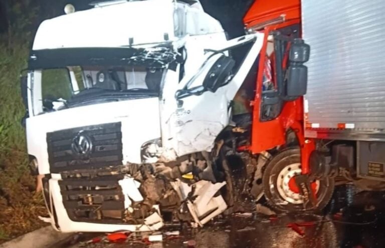 Colisão frontal na BR-470 deixa dois motoristas feridos em SC - Reprodução Bombeiros