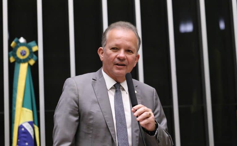André Figueiredo: proposta prevê a criação de centros de treinamento adaptados