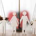 Conceito de divórcio e pensão alimentícia. Figura familiar com o coração partido e escalas de justiça na mesa - New Africa/shutterstock.com