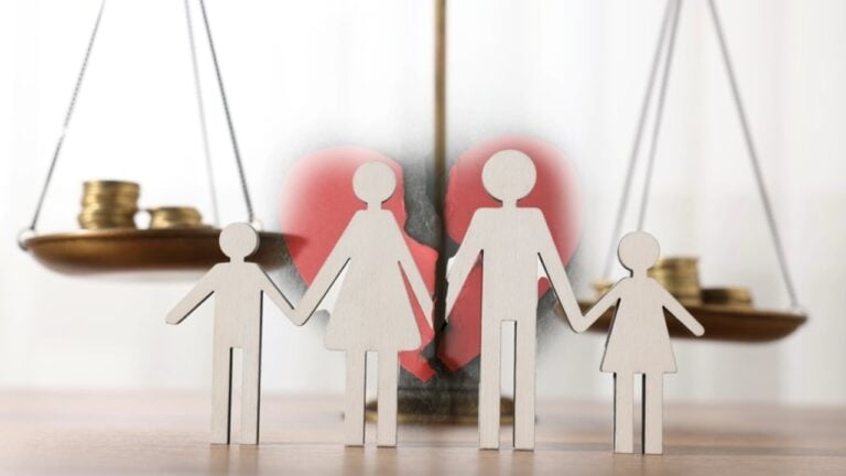 Conceito de divórcio e pensão alimentícia. Figura familiar com o coração partido e escalas de justiça na mesa - New Africa/shutterstock.com