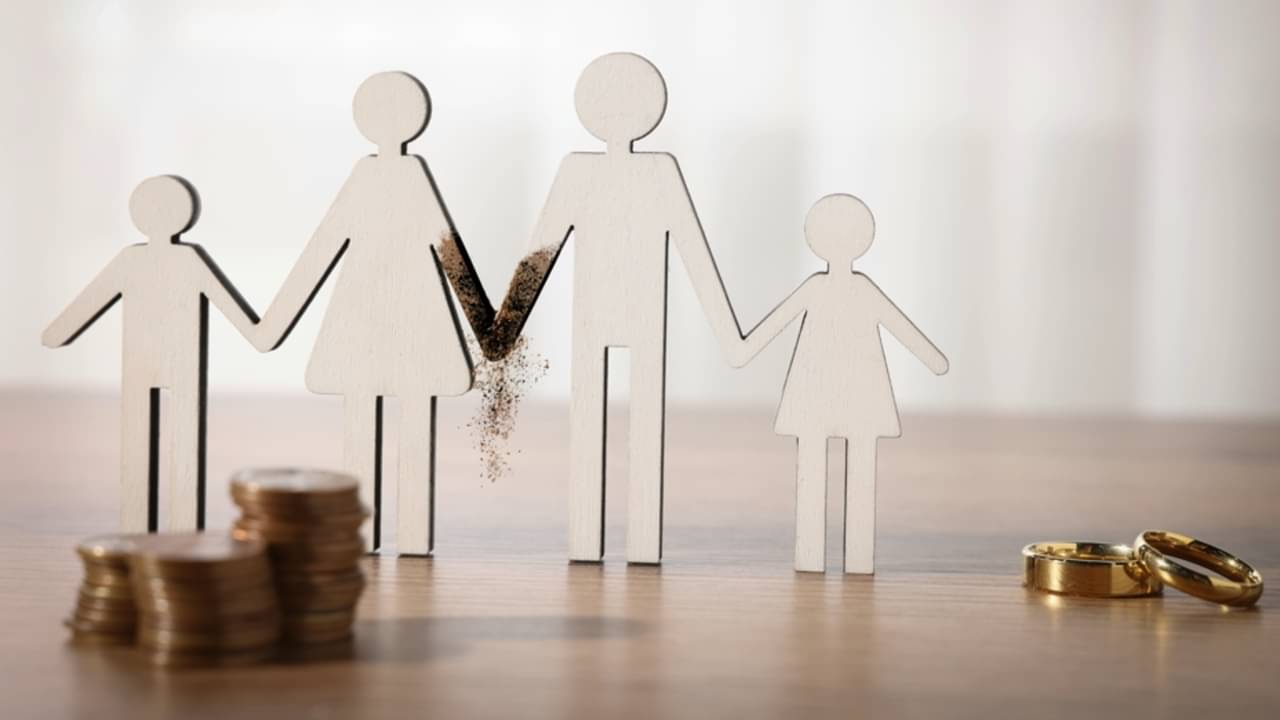 Conceito de divórcio e pensão alimentícia - New Africa/ shutterstock.com
