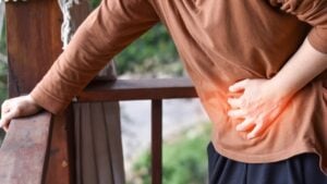 Conceito de dor de estômago, doenças inflamatórias intestinais - Pornpak Khunatorn/ istockphoto.com