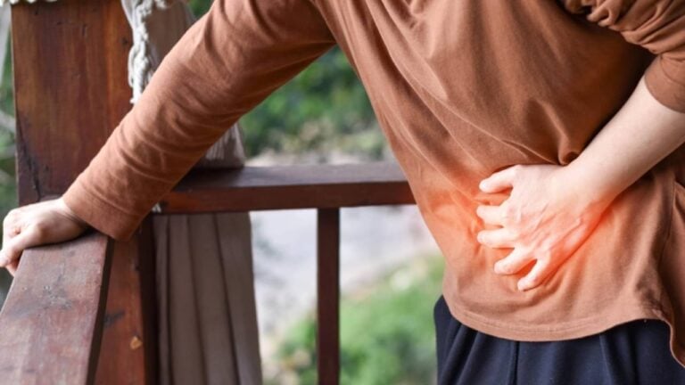 Conceito de dor de estômago, doenças inflamatórias intestinais - Pornpak Khunatorn/ istockphoto.com