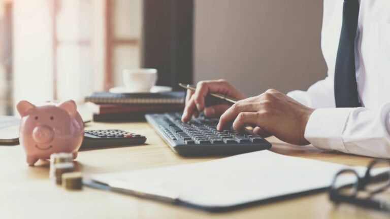 Conceito de finanças bancárias e de poupança - CrizzyStudio/ shutterstock.com
