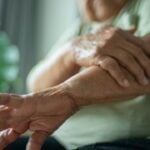 Conceito de Osteoporose, mulher idosa com dor no braço - pocketlight/ istockphoto.com