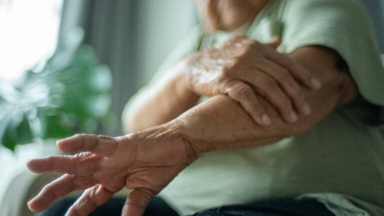 Conceito de Osteoporose, mulher idosa com dor no braço - pocketlight/ istockphoto.com