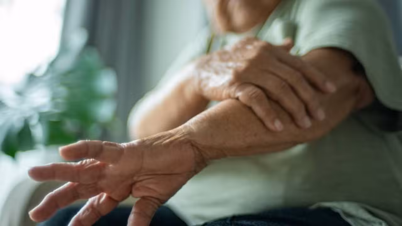Conceito de Osteoporose, mulher idosa com dor no braço - pocketlight/ istockphoto.com