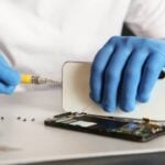 Consertando celular - New Africa/shutterstock.com