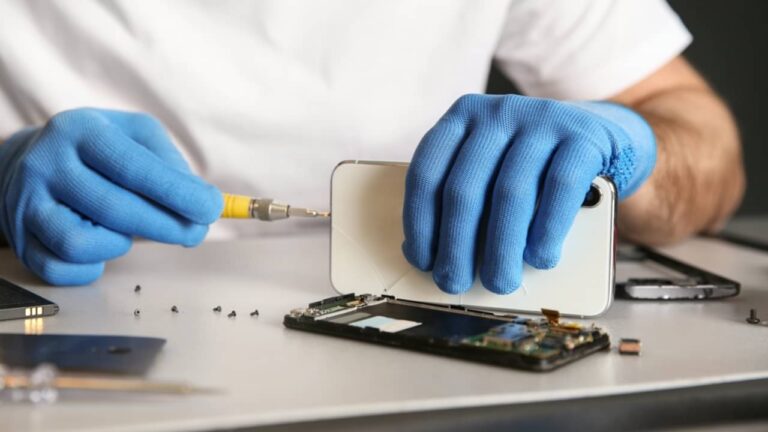 Consertando celular - New Africa/shutterstock.com