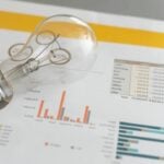 Conta de energia, lâmpada - Sinenkiy/ istockphoto.com