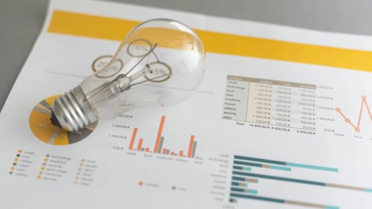 Conta de energia, lâmpada - Sinenkiy/ istockphoto.com