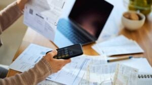 Contas, dívidas, calculadora - skynesher/istockphoto.com