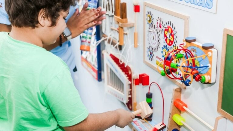 Criança em sala multissensorial INSS - Divulgação/Gov.br