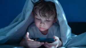 Criança no celular - Arsenii Palivoda - shutterstock.com