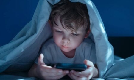 Criança no celular - Arsenii Palivoda - shutterstock.com