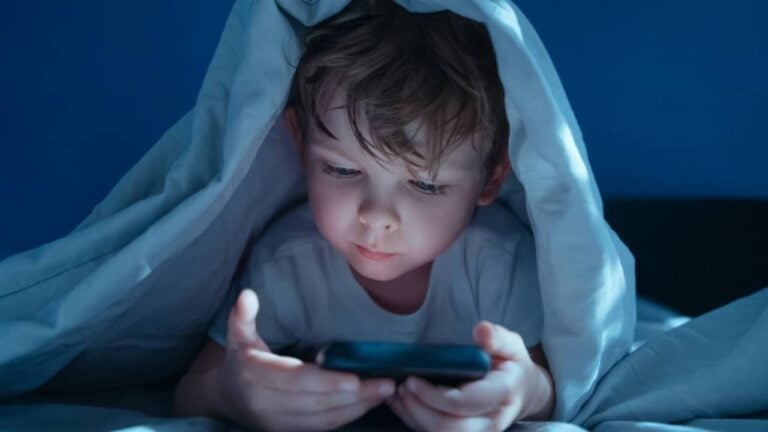 Criança no celular - Arsenii Palivoda - shutterstock.com
